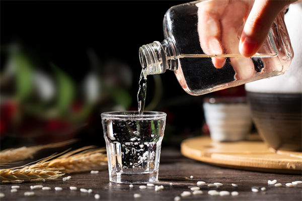 白酒遇冷，集體“降度”，關(guān)聯(lián)企業(yè)有何營銷啟示？